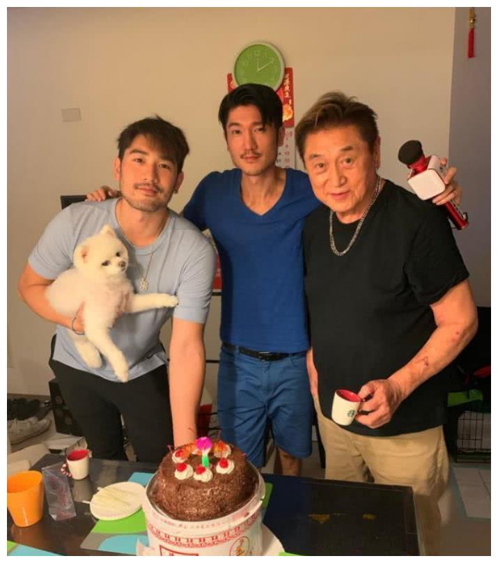 二哥晒旧照庆生,高以翔露面怀抱爱犬微笑,父亲看着镜头满脸欣慰