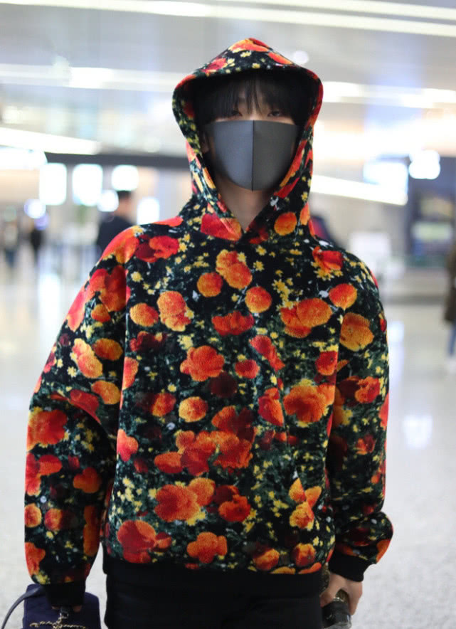 周震南很潮,身穿印花连帽卫衣,脚穿短靴有气质又帅气__财经头条