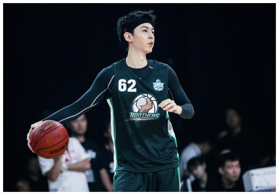 而在当上模特之前,唐晓天还是一名运动员,他从小就开始打篮球,高中