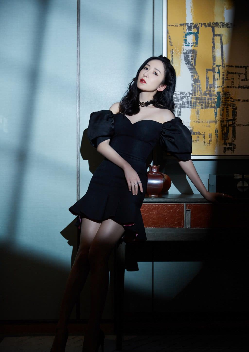 她因《爱情公寓》一夜爆红,穿黑色泡泡袖短裙亮相,女汉子变女神