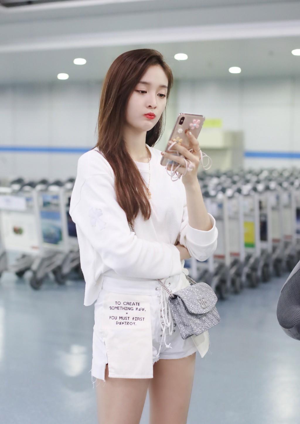 吴宣仪现身机场,穿卫衣配绑带超短裤,秀"漫画腿"强势吸睛