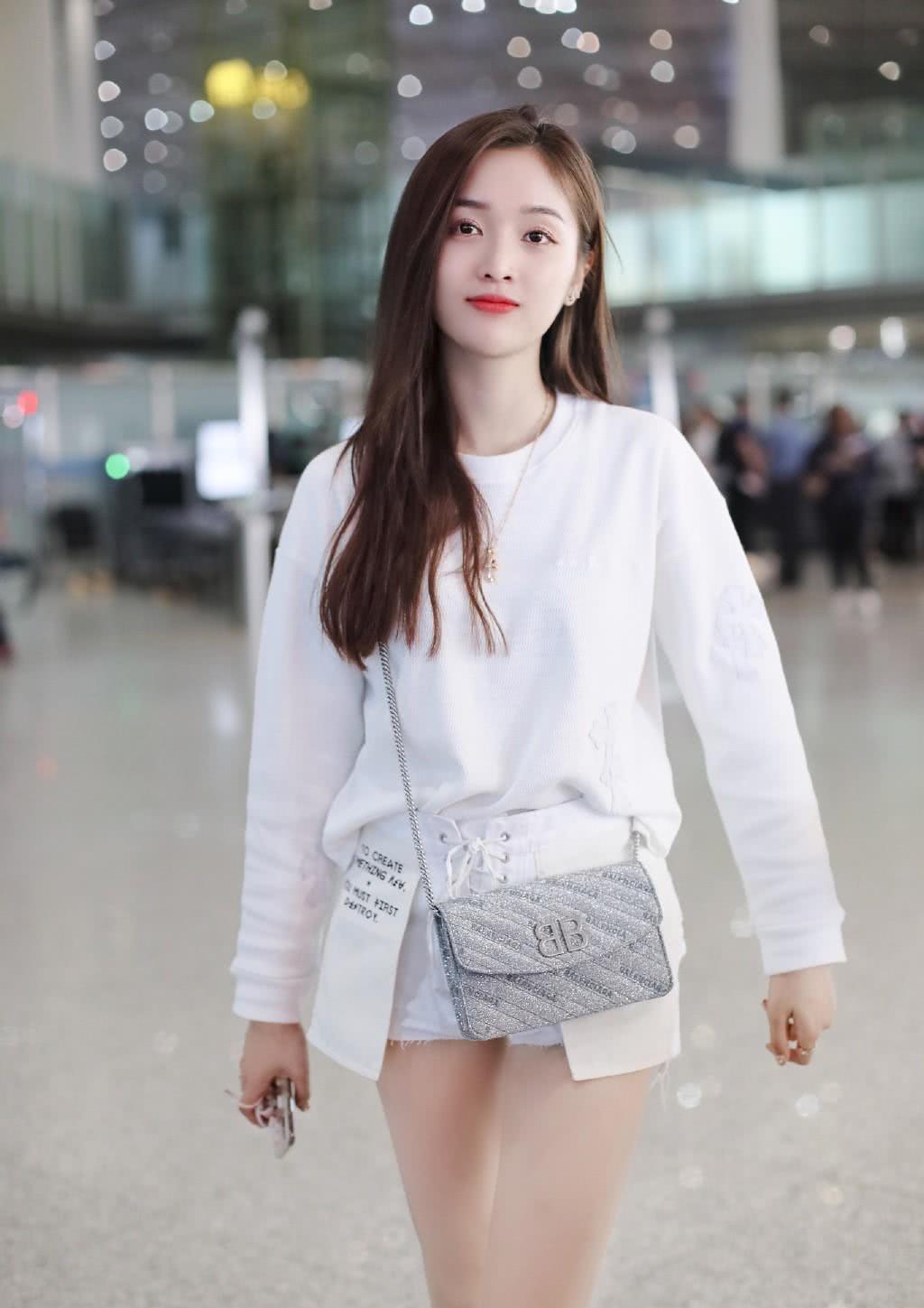 吴宣仪现身机场,穿卫衣配绑带超短裤,秀"漫画腿"强势吸睛