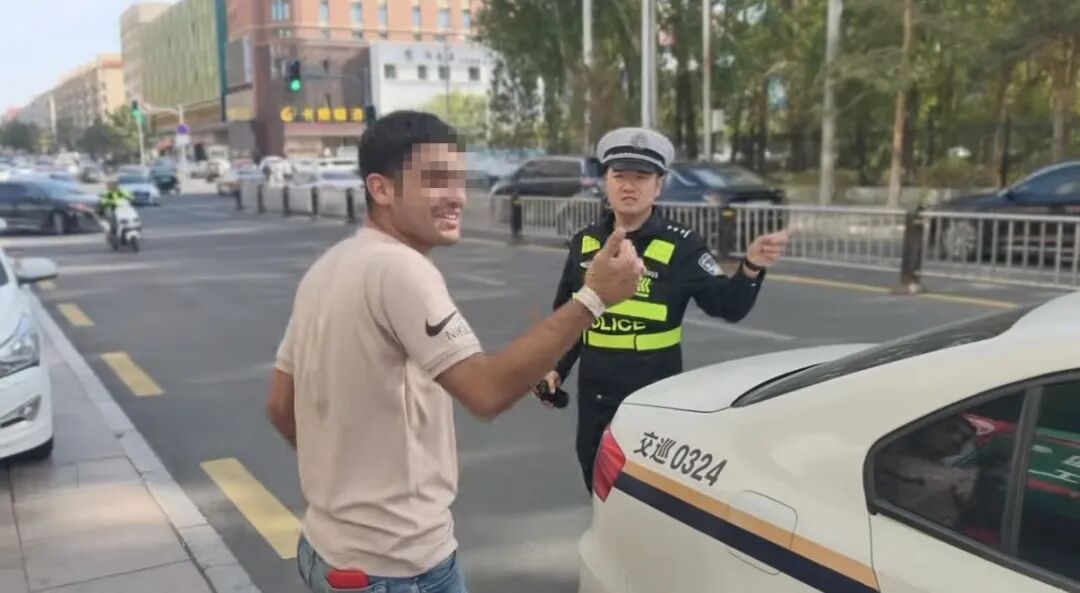 长春交警:“点滴”守护皆为民,让路上“暖意”随行丨暖心警事 长春交警:“点滴”守护皆为民,让路上“暖意”随行丨暖心警事