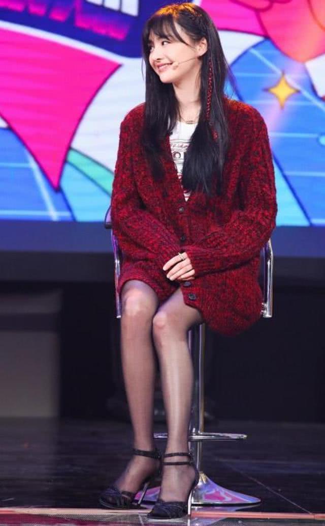 郑爽新综艺首秀黑丝袜下的腿细直修长却被网友吐槽没有美感