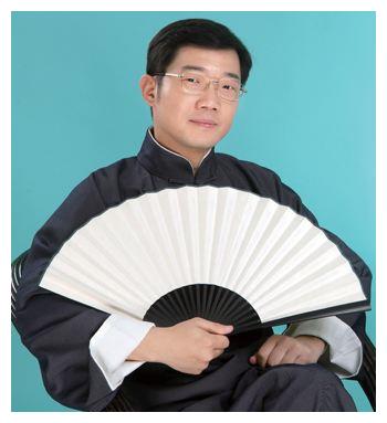 把"黄家驹"读成黄家狗,他自以为是的"幽默",结果自毁前程!