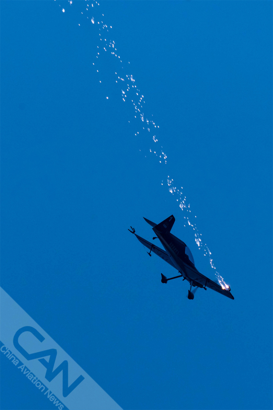 飞行家表演队炫技蓝天 摄影 岳书华 财经头条