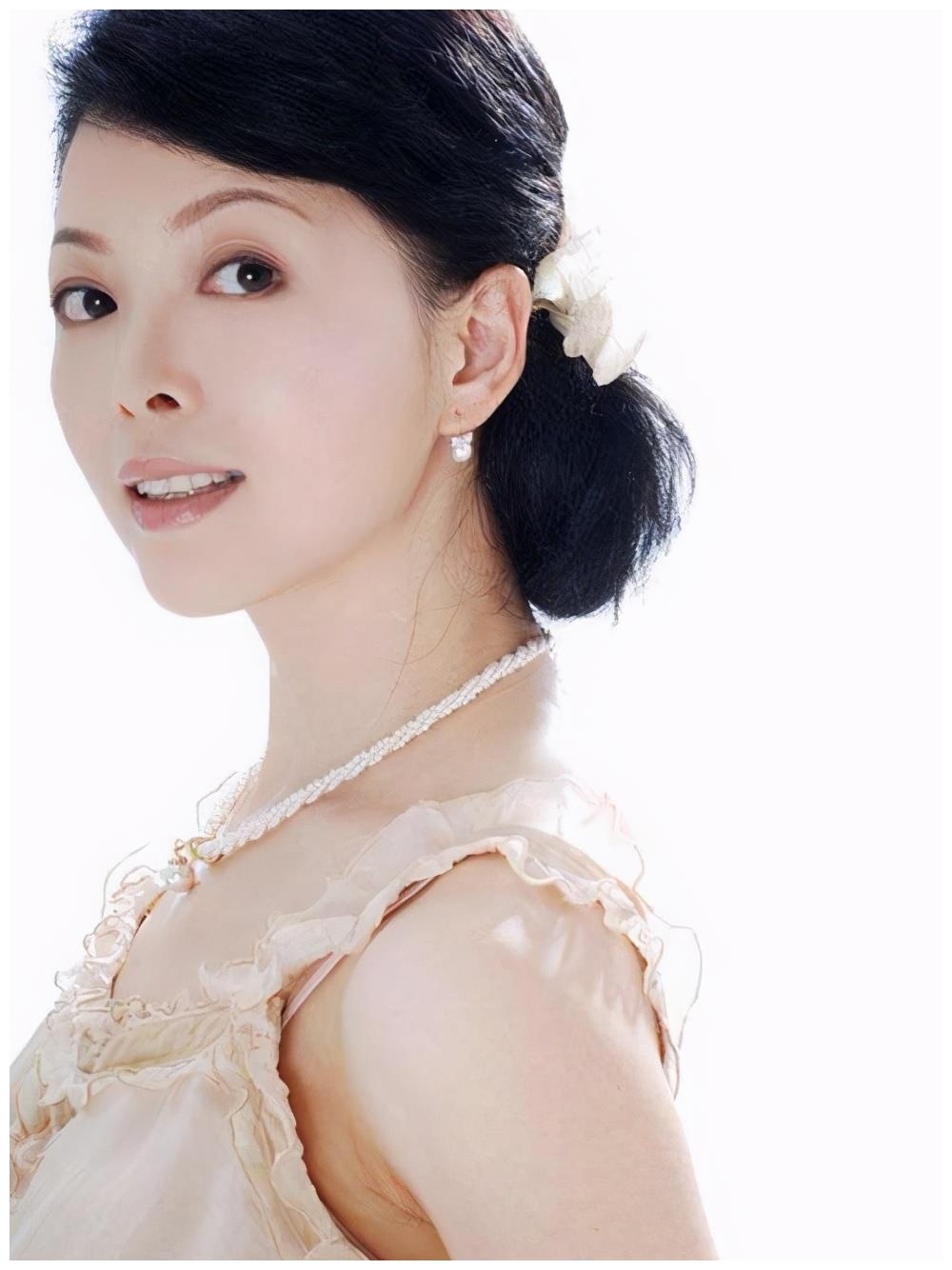 前湖南一姐仇晓近况:当红时甩汪涵嫁豪门,今复出收视惨淡被遗忘