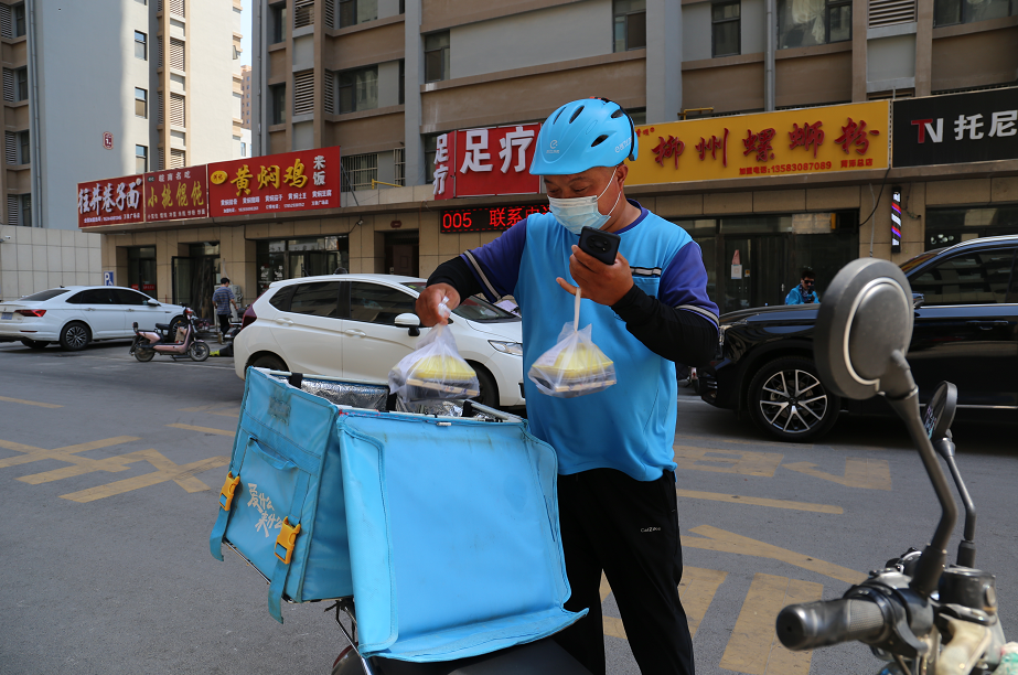 持续高温外卖订单激增,外卖小哥争分夺秒送餐忙|外卖|高海洋|订单