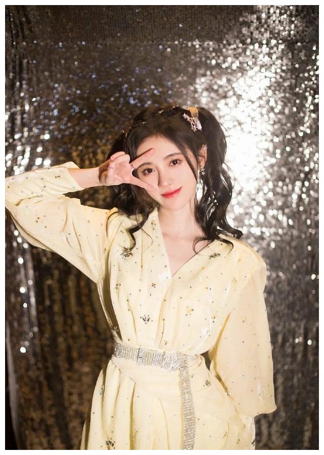 鞠婧祎不愧是四千年美女,无论是御姐风高冷,还是甜美风都能驾驭