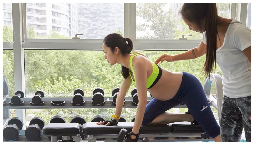 唐艺昕孕期晒游泳照片,四肢纤细,女明星怀孕为何很少发胖?