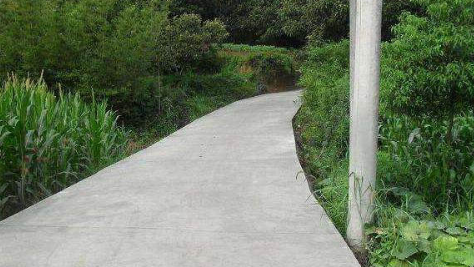 农村水泥路刚修好,一个问题却连续出现,老农:才修好就过时了?