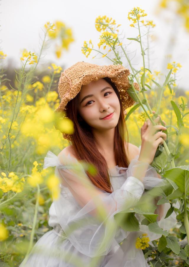 花海里拍摄人像照,照着这些姿势拍,拍出自然美