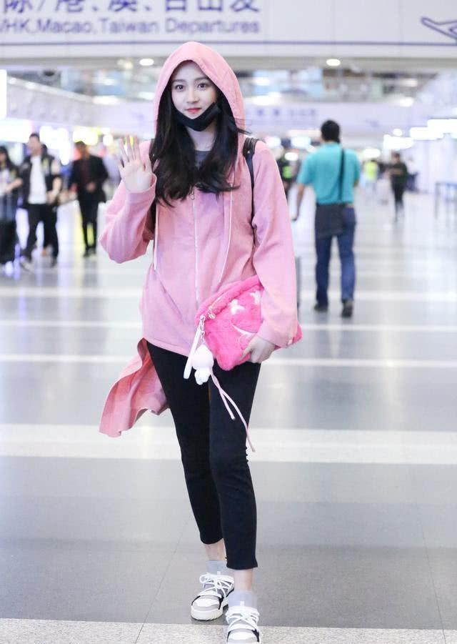 同样是粉色卫衣配这裤子马思纯和关晓彤一胖一瘦效果真不同