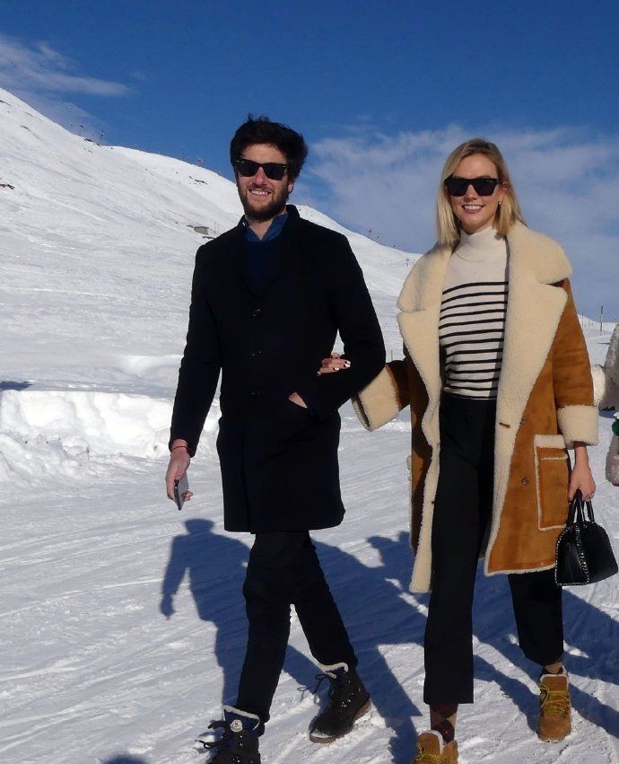 卡莉·克劳斯和老公现身圣莫里茨,夫妻俩一起坐缆车,画面太养眼