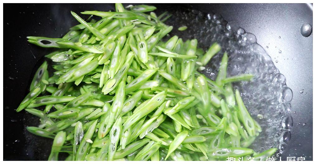 锅内倒水,水开后放入切好的四季豆焯水.
