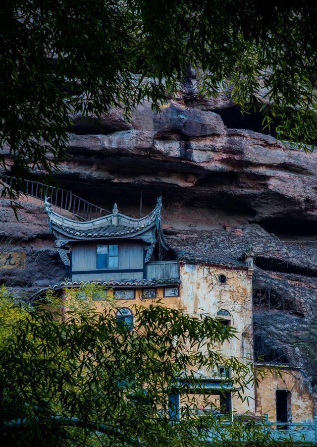 这座镶嵌在黄墙里的寺庙藏在了九峰山__财经头条