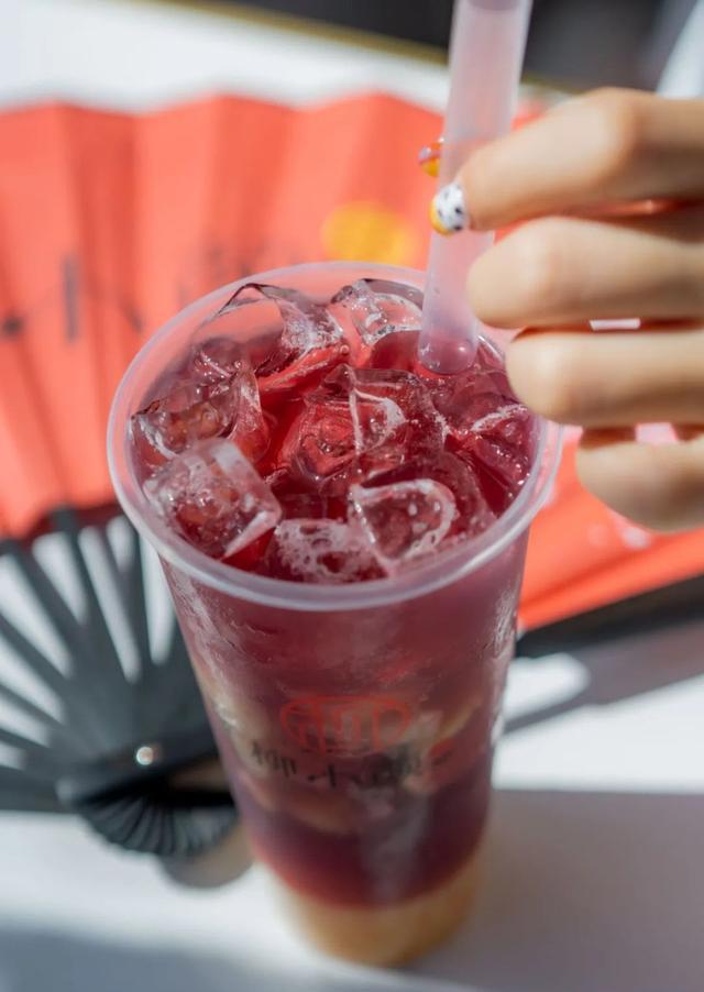 满杯果肉葡萄茶芝士豆乳波波喝一口就i了