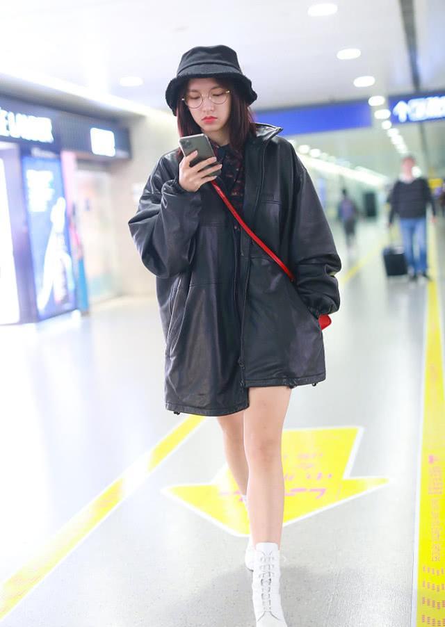 程潇现身机场,oversized皮衣配白靴,漫画腿展露无遗