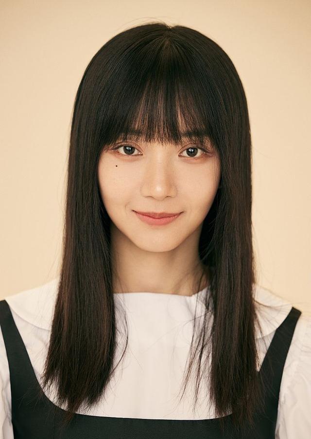 卜冠今别小菊花眼神超有戏 穿背带连衣裙笑容醉人卜