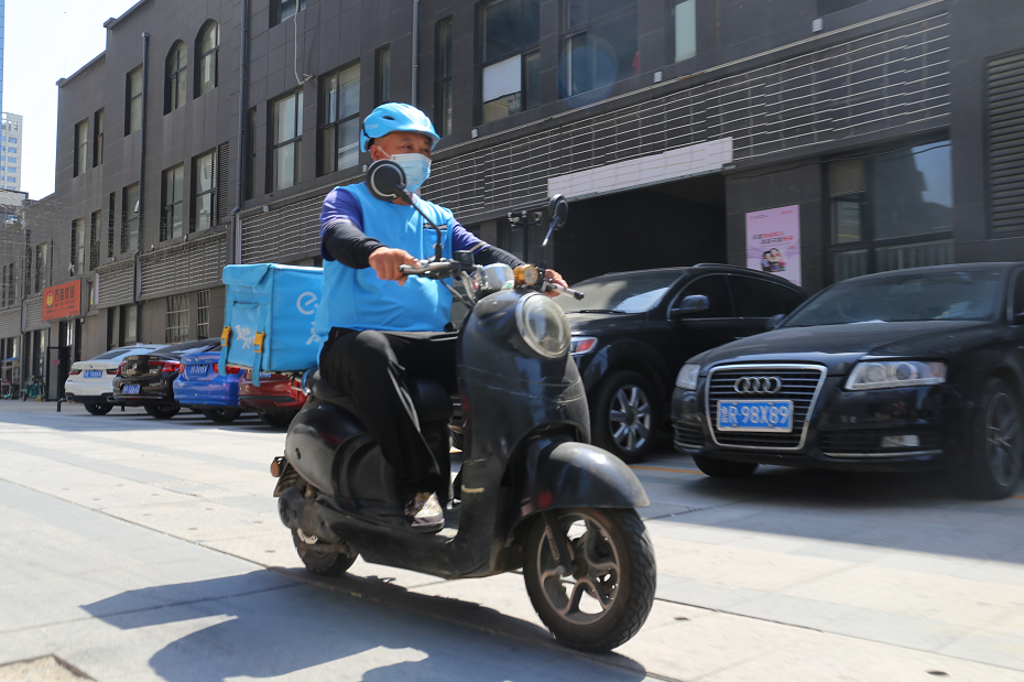 持续高温外卖订单激增,外卖小哥争分夺秒送餐忙|外卖|高海洋|订单