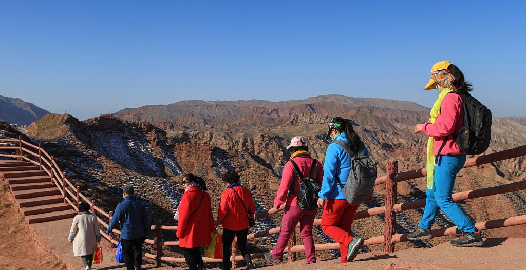 甘肃张掖举行登山徒步活动庆祝三八妇女节