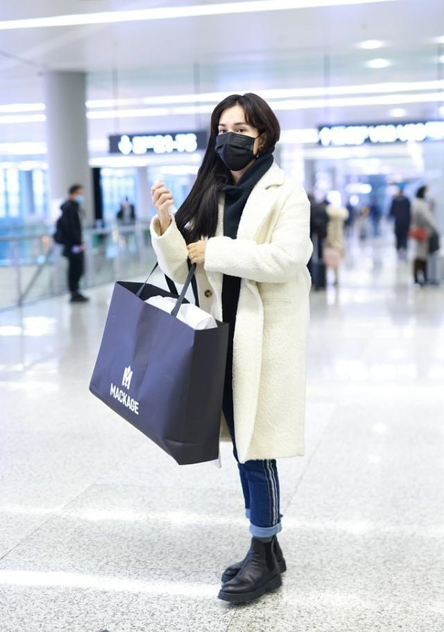 卢靖姗的腿真够细的 穿条牛仔裤还能塞进长筒靴 又细又直真抢镜