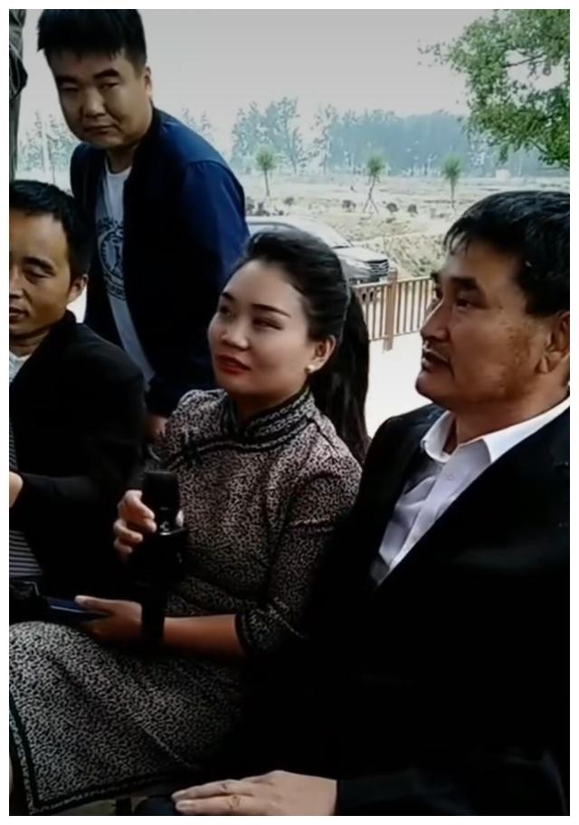 美女粉丝袁庆和大衣哥坐在一起网友看大衣哥的眼神全是崇拜