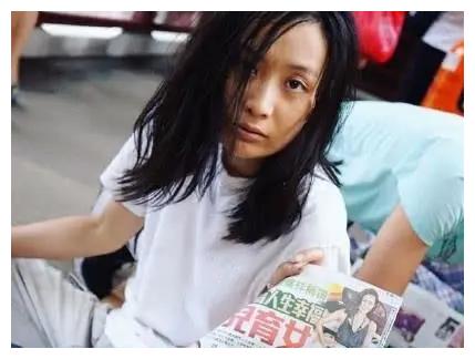 tvb女神陈法拉睡天桥妆都没化打扮邋遢路人掩鼻走过