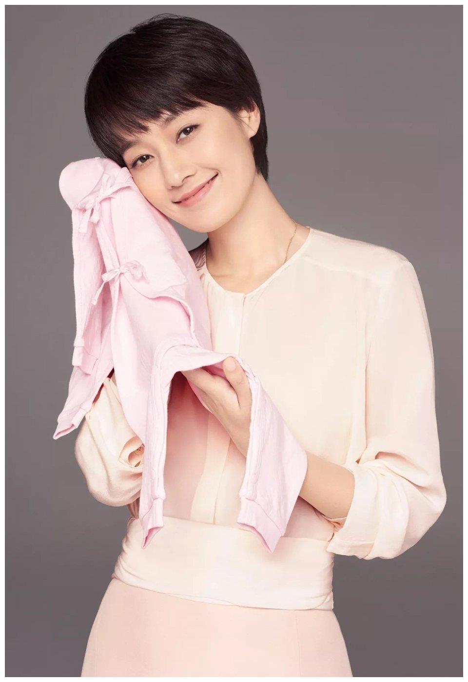 文章再表示对不起马伊琍,怀孕到生产不能陪伴,让她受了很多苦