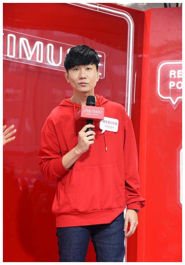 林俊杰出席品牌保养活动一袭红色卫衣穿搭超亮眼