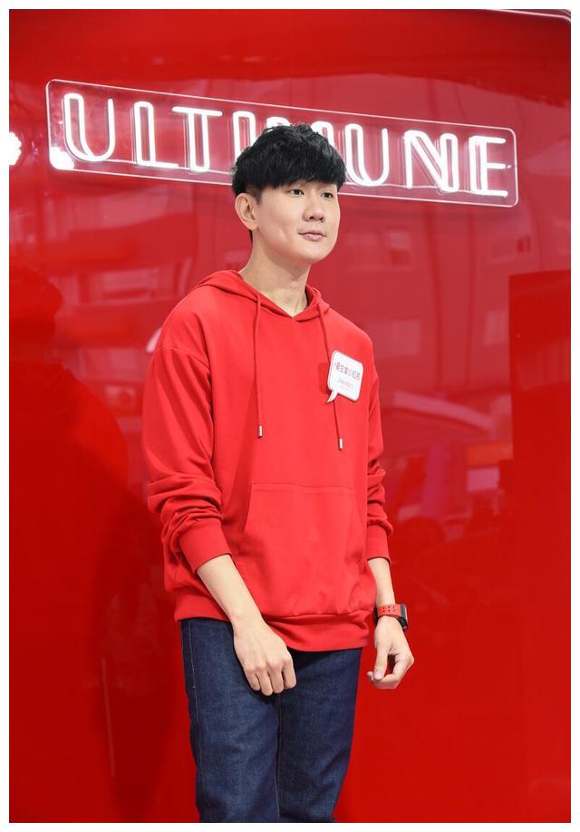 林俊杰出席品牌保养活动一袭红色卫衣穿搭超亮眼