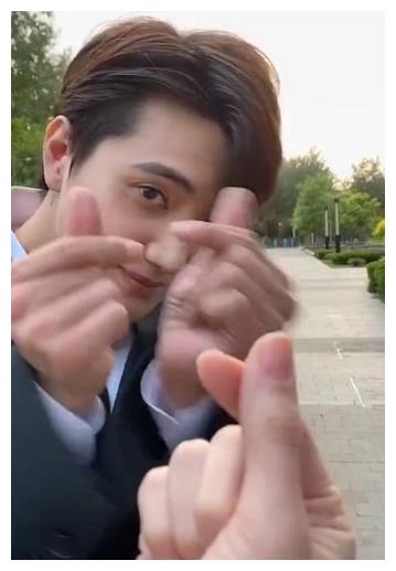 小五很快的扬起头给她摸,小五好帅,张檬好幸福,男才女貌没错了