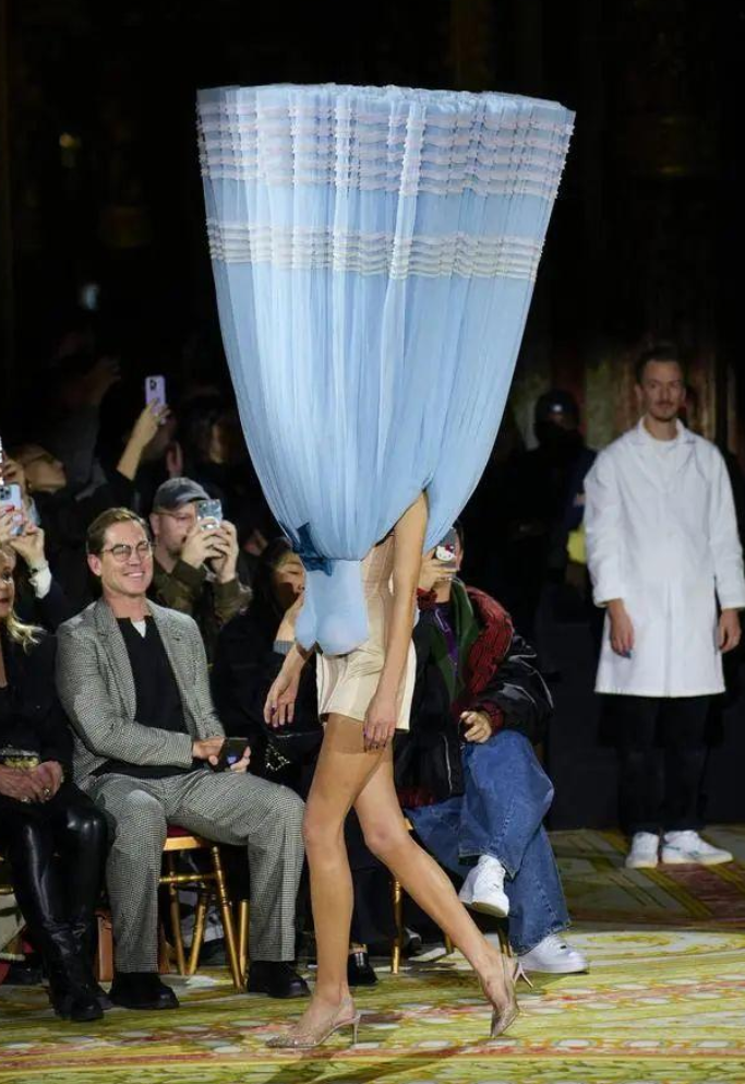 巴黎时装周惹争议,超模集体"真空走秀",上半身几乎一丝不挂