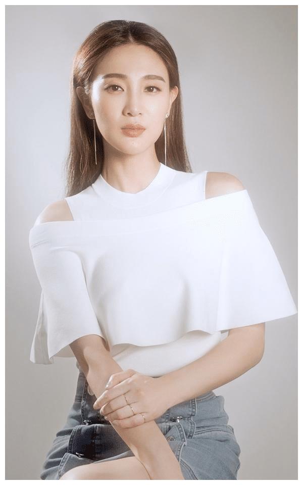 被誉为"最美军花",和吴京搭档而走红的侯梦莎,现在怎样了?