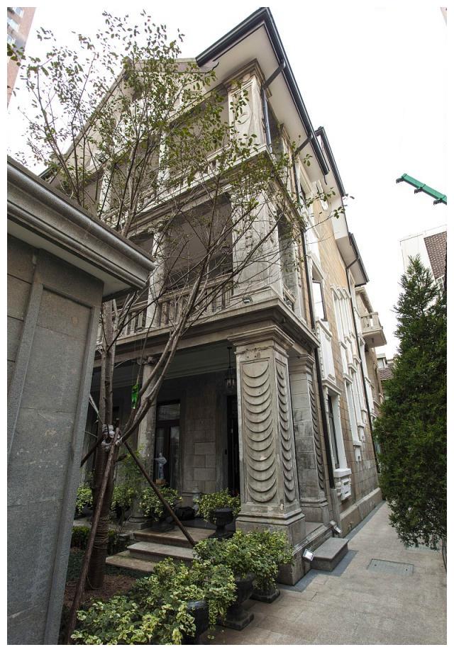 郭敬明豪宅价值7个亿,家中堆满奢侈品,在家都能骑摩托