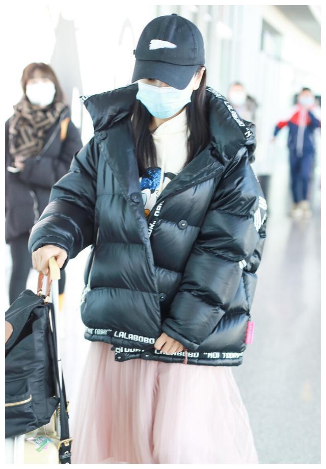 杨蓉穿黑色羽绒服搭配透纱裙现身,头戴黑色棒球帽依旧低调