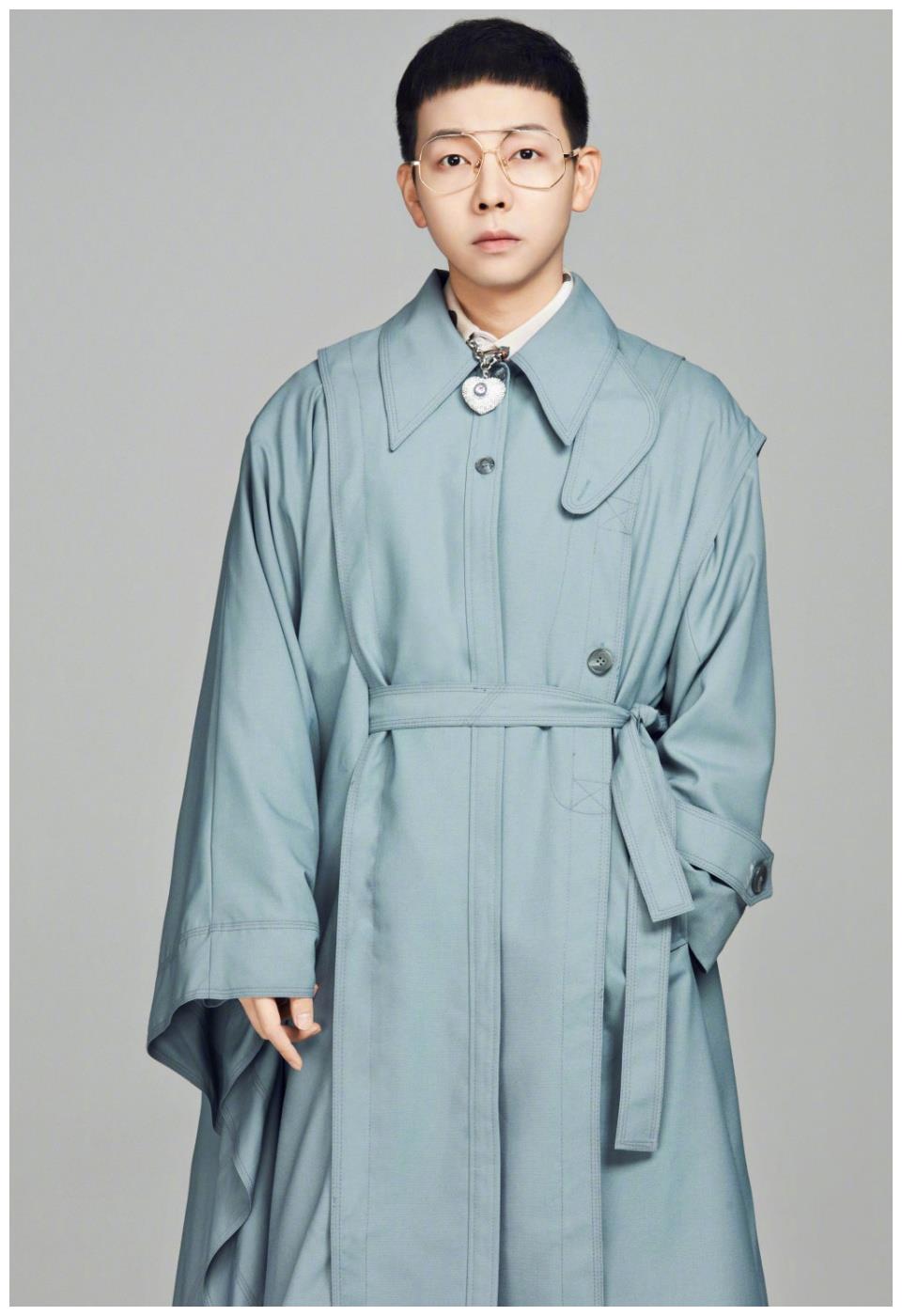 胡夏一身蓝色时尚风衣斗篷帅气灵动中透着未知的力量