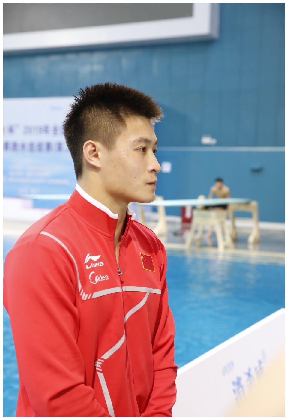 冠军想拥抱亚军却遇尴尬,亚军黑脸扭头离开|曹缘|亚军|跳水队_新浪