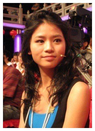 女人节超女黄英晒孕期记录,40周照片感叹伟大,一对儿女很可爱|曹帅