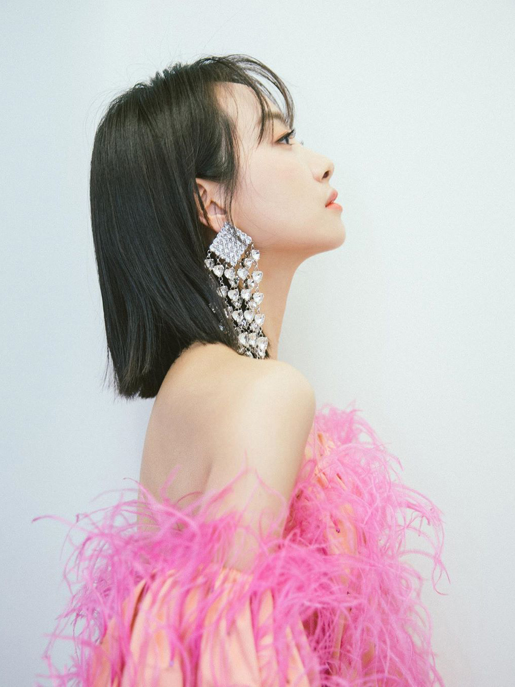 宋茜风格大变搭配羽毛抹胸装大长腿实力抢镜