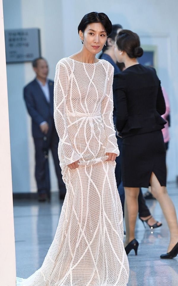 46岁170的金瑞亨,白色渔网裙加独特短发展现成熟女子的魅力