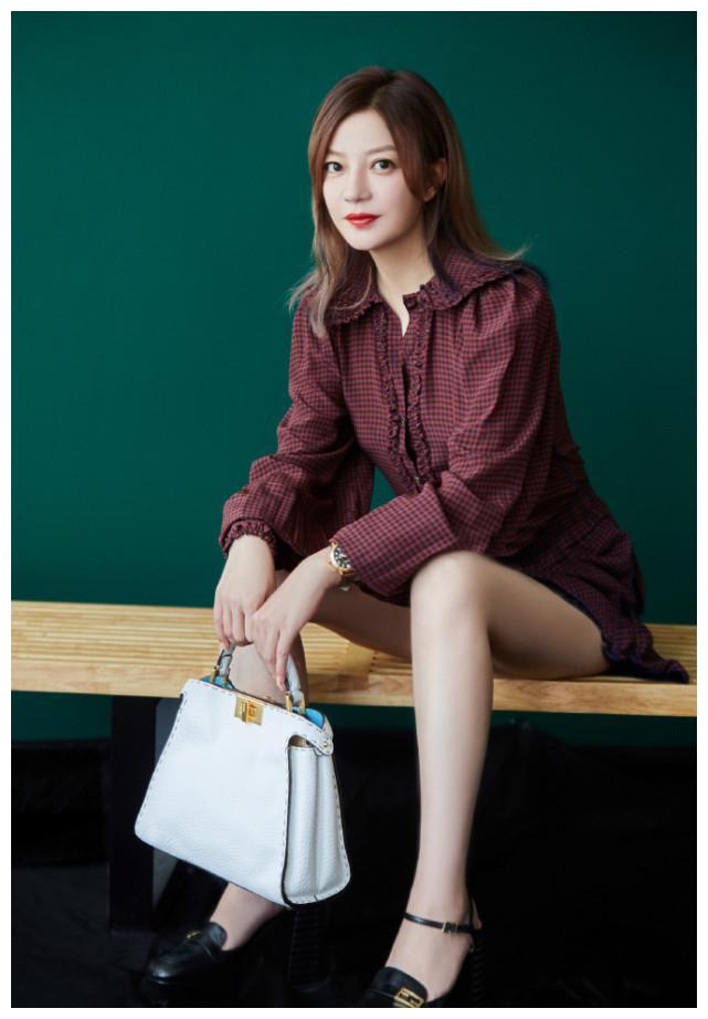 炒作?对新恋情传闻置之不理,44岁赵薇颜值身材在线狂秀青春感