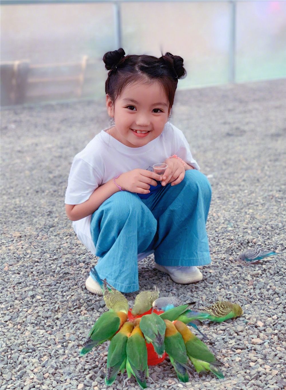 7岁阿拉蕾扎哪吒头超可爱,白t恤配阔腿裤,从小就是个时髦精