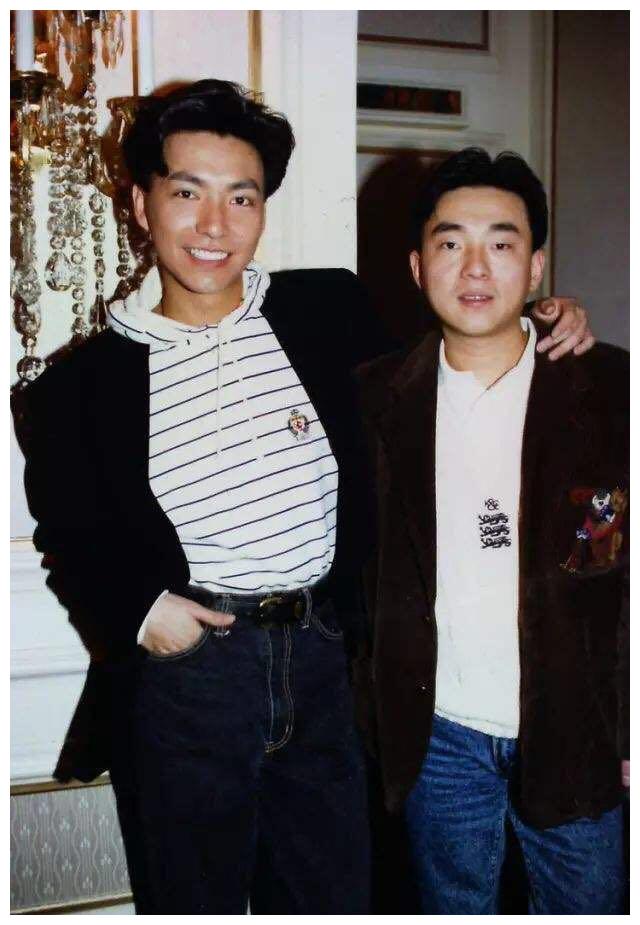 曾航生在影视圈发展也不是很顺畅,无奈之下,只得和钟保罗一边在《欢乐