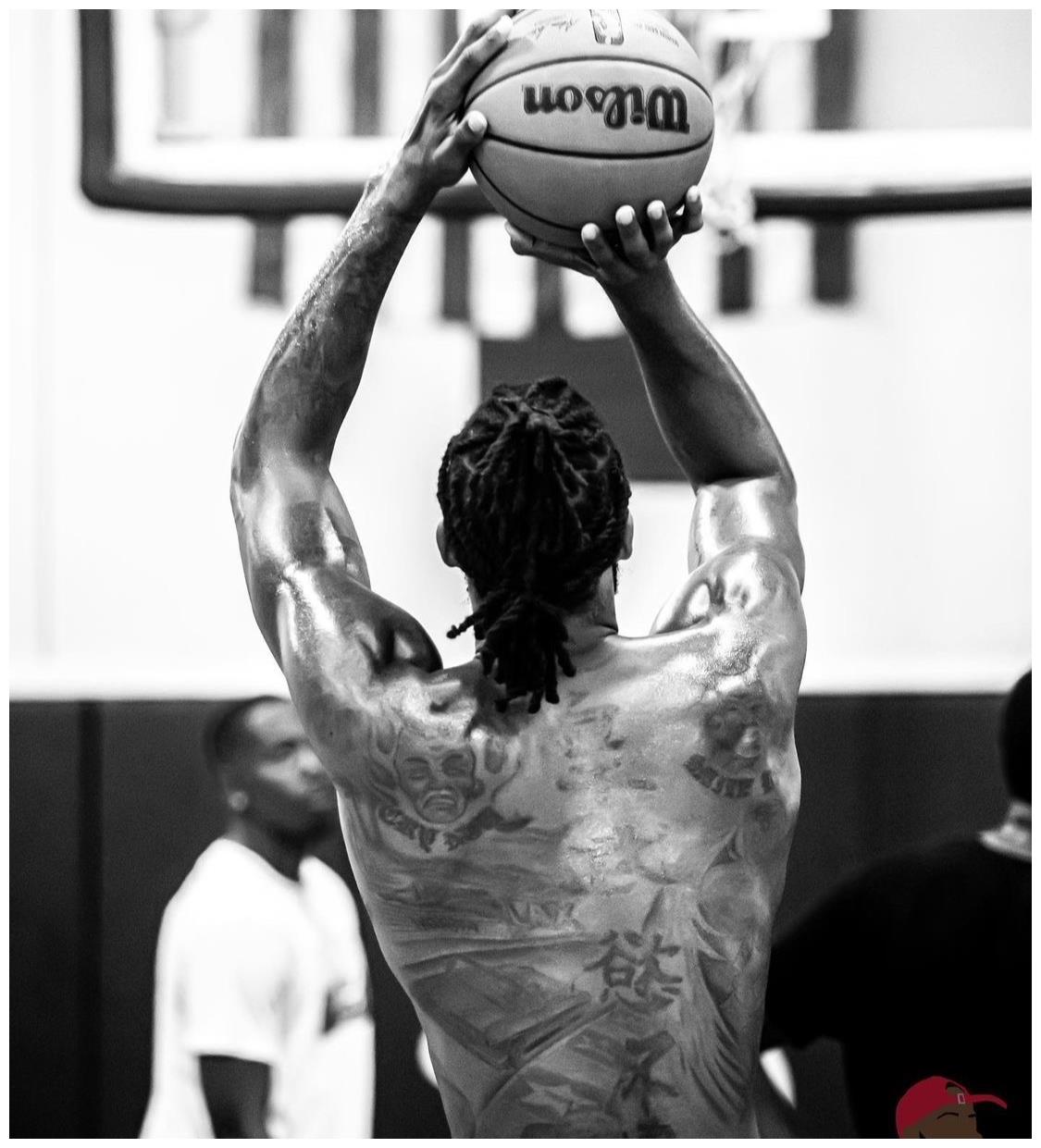 湖人赚到了!摄影师晒阿里扎训练照,肌肉线条完美,中文纹身亮眼