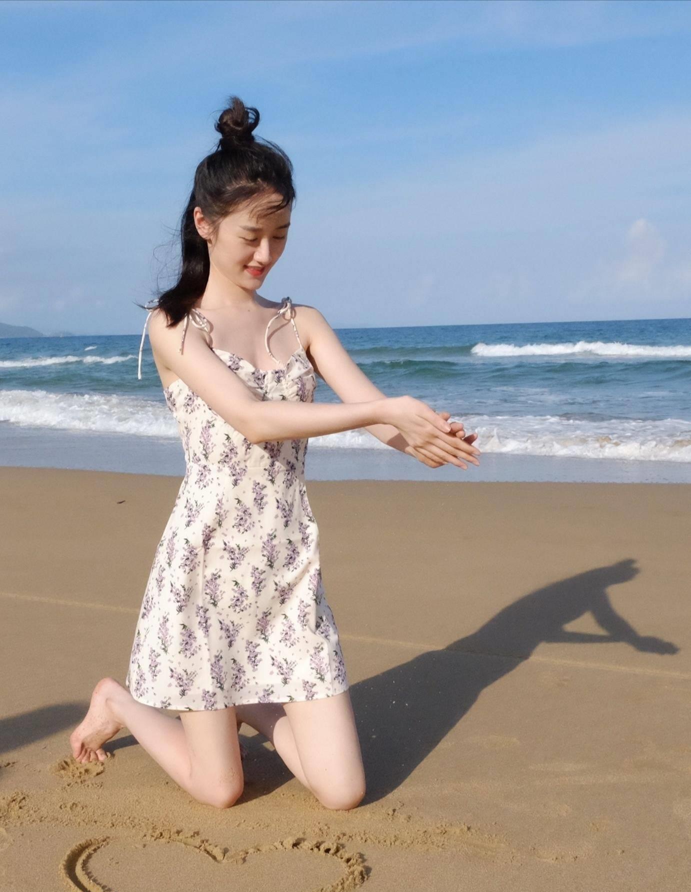 袁冰妍颜值这么高?碎花短裙扎丸子头,这小清新爱了__财经头条