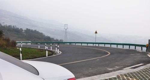 开车怕转弯?学学这些转弯技巧,其实转弯没那么难__财经头条