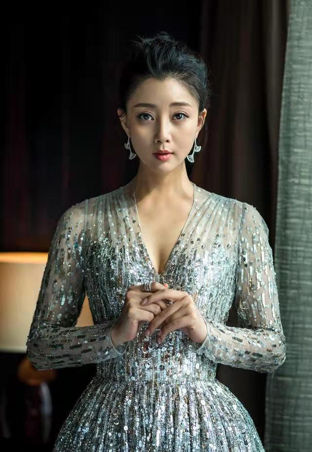 殷桃真惊艳！一袭V领礼服魅力足__财经头条