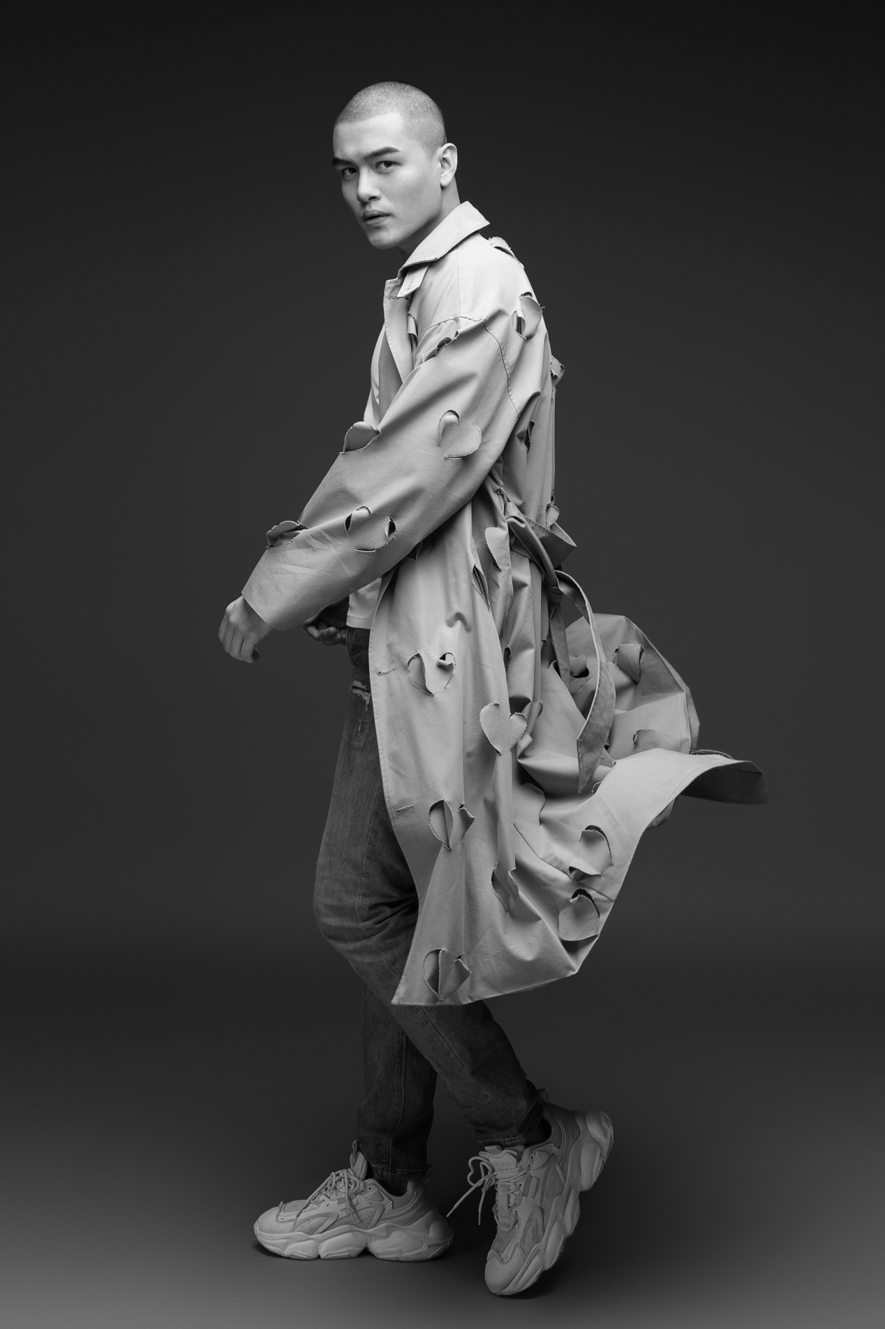 李俊墨黑白写真曝光 眼神凌厉干净利落