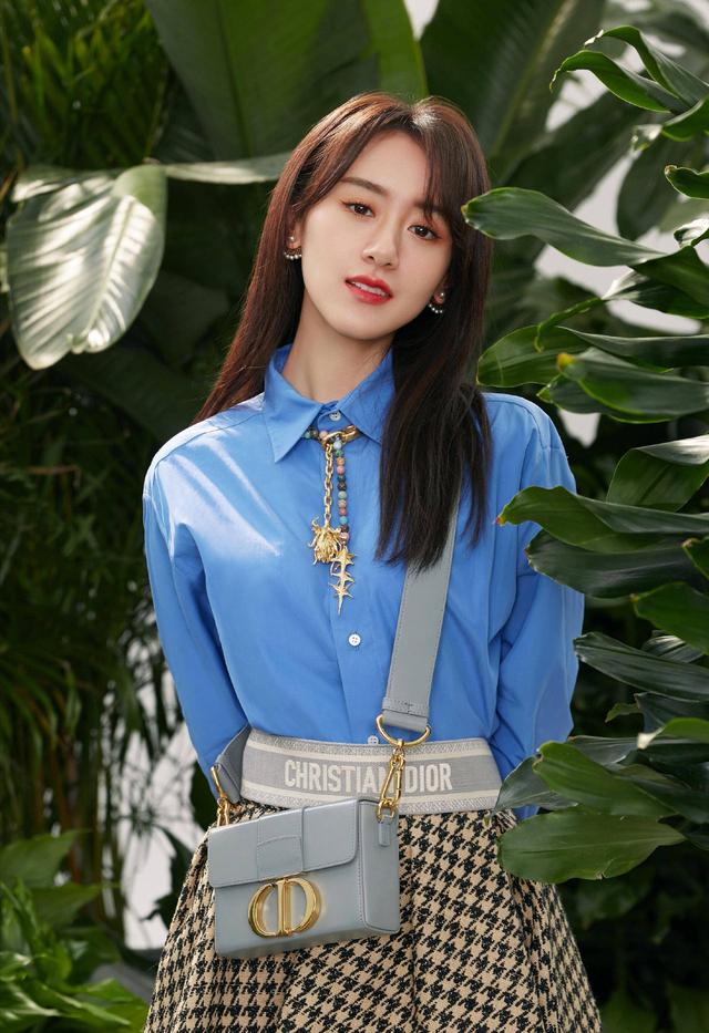 袁冰妍身穿的碎花裙是由紫色薰衣草组成的,淡雅的颜色使得裙体清新